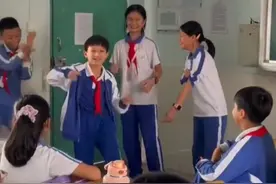 一小学男生课间跳舞，惊艳周围同学，网友：以为是青铜没想到是王者视频封面