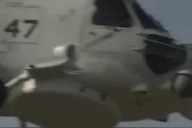 【日本海上自卫队两架直升机夜间坠海】 当地时间20日晚，日本海上自卫队两架SH-60K直升机在训练中失联。日本防卫大臣木原稔在21日凌晨召开记者会表示，两架失联直升机已坠毁。据日本防卫省的通报，事发海域位于伊豆群岛鸟岛东部270公里的鸟岛附近。事故发生时，多架SH-60K直升机正在同一区域接受训练，训练内容是探测水域内的潜艇。有数据表明，事发时两架直升机距离很近，因此有可能训练时在空中发生碰撞。目前，坠毁直升机的飞行记录仪已经找到，并被送到有关部门进行分析解读。日本海上自卫队内部也已经成立了一个事故调查委员会，以调查原因并加快对失联人员的搜寻工作。#日本海上自卫队两架直升机夜间坠海视频封面