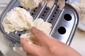 女生学习蒸馒头，结局可是万万没想到，妈妈 可别说跟我学的。视频封面