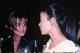 4月25日，香港，44岁谢霆锋含泪再唱《玉蝴蝶》，55岁王菲在台下陶醉起舞，这首歌是两人的定情歌曲。谢霆锋与王菲在2000年牵手官宣，各自离婚生育后于2014年复合。#王菲 #谢霆锋视频封面