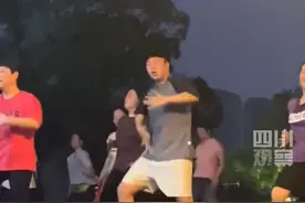 5月18日，湖南长沙。为期3年的#体重管理年  从甩肉开始，#杜海涛长沙公园C位斗舞燃脂 ，随后，他跨上小电驴离去，“深藏功与名”。