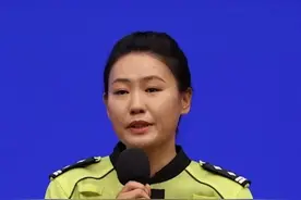 【#交警铁骑酷帅外表下的艰辛 】#新征程上的奋斗者 “每天，我和队友们穿着10多斤重的装备，驾驶着500多斤的大排量摩托车在道路上巡逻执勤，就是为了保障让人民群众感受到‘警察在，安全就在，铁骑在，畅通就在’。”视频封面