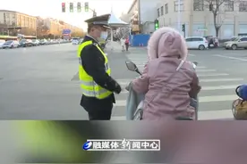 随着创建全国文明城市工作的不断深入，平顶山市公安局充分发挥职能作用，全警动员，全力以赴，奋战在创文一线。
12月17日，副市长、市公安局局长刘江带领市公安局班子成员上路指挥疏导交通，全面助推我市创文工作的开展，坚决打赢创建文明城市攻坚战。（摄制：冯飞 蔺黎健）视频封面