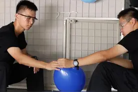 揭秘｜一拽、二转、三捏、四拉，绑扎一个气球只需2秒 参与气球放飞任务的，是680余名来自北京警察学院的学生，他们从今年7月开始了严苛的训练。一拽、二转、三捏、四拉，一个气球打结完成，只需要2秒多一点，直径是标准的26厘米，而这一气呵成的背后，没有捷径，唯有多练。