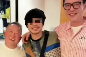 7月21日凌晨，曾志伟发文就与马来西亚反华歌手黄某志合影事件发微博道歉。其表示，作为一名中国人，我始终致力于维护国家尊严和民族情感。然而，近日在马来西亚云顶的一场活动中，由于与个别人士的公开合影，引起了公众的误解。对此，我感到非常遗憾，并希望通过这封信向大家作出严正的澄清。该次合影纯属于公开场合的礼节性互动，我对该人士的背景及其过往行为并不知情。若提前得知其相关情况，绝不会有任何接触。这次事件纯属无意失误，绝不代表我对该人士的观点有任何支持或认同。再次向大家致以最深切的歉意。据悉，在7月20日下午，照片中的钟镇涛已就此事表达了歉意。
