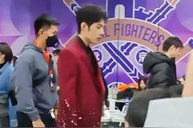 肖战一身红色西装走过微博之夜后台，引得众人举起手机拍照。#肖战 #微博之夜肖战 #微博之夜视频封面