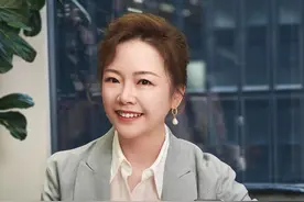 今天跟大家分享几个小米15亮银版的新玩法，让手机本身成为风景！也欢迎大家在评论区分享更多脑洞大开的新玩儿法！#小米 #小米15 #亮银版视频封面