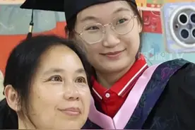 因支教错过大学毕业典礼，女生回母校举行一个人的毕业仪式。身患残疾的母亲专程从家乡赶到学校，流泪为她拨穗。当事人：有着想要扎根西部的想法，已经入选西部计划，即将再赴新疆。视频封面