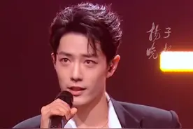 肖战演唱《整晚的音乐》打造高燃现场，播出中坐在台下对着镜头笑得好苏#2025湾区升明月