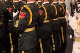 俄罗斯当地时间4月29日，有网友在社交平台上发布视频，中国人民解放军仪仗队亮相莫斯科，参加俄罗斯胜利日阅兵彩排。解放军战士们在莫斯科街头齐声唱响《强军战歌》。视频封面