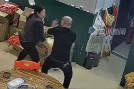 生活里的美好细节！3月4日，广东汕头，#夫妻凌晨三点收工在餐馆里嘻哈打闹。视频封面