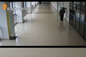 凶险！女子陪丈夫就诊时突发肺栓塞 突发胸闷、呼吸困难、倒地不起、意识不清......近日，在安医大一附院北区，61岁的汪女士陪同家人看病时突发肺动脉栓塞，危在旦夕。幸有该院两位医生及时发现并施救，急诊科医护反应迅速、精准判断，血管外科医生会诊手术等一系列接力救治，患者目前已转危为安，顺利出院。
      该院血管外科副主任医师詹焱青表示，急性肺栓塞一般有下肢深静脉血栓脱落引起，发现和治疗越早越好。“需要提醒的是，进入寒冬人们活动减少后，平时应注意多饮水，避免久坐久卧，以减少肺栓塞的发生。”#暖闻#急性肺栓塞#下肢静脉血栓#安医大一附院北区

安徽日报报业集团“小叶医探”工作室出品 
安徽日报报业集团全媒体记者 叶晓
见习记者 张婉馨 张洪哲
通讯员 刘逸群视频封面