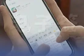 【315晚会曝光电子签高利贷】 记者调查发现，在借贷宝平台签了正规的电子签协议，打了电子签的欠条，但实际交易的时候，真正的交易却不在平台上进行。人人信经理告诉记者，去世人的信息，也能用来做账号，“人脸识别是一种高科技技术，不需要人在，也不需要人活着，法院肯定带不走。出了问题，谁也不用担责任。”#电子签放款人用去世的人规避风险 #315晚会视频封面