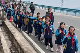 向着春天出发！4月1日，#重庆小学生背着锅碗瓢盆徒步4公里春游野炊 ，交巡警暖心保驾护航，一路跟随！#媒体精选计划 #春游 #野炊视频封面