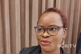 4月21日，“中国共产党的故事——习近平新时代中国特色社会主义思想在重庆的实践”重庆经贸推介会在重庆举办。马拉维友人在推介会现场扫描轨道穿楼金属书签，了解重庆产业与投资宝藏！“中国美丽的城市重庆，有着很多商机，大家可以来。”#中国共产党的故事重庆专题宣介会 #媒体精选计划视频封面