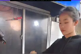 近日 江苏：13岁女孩跟着爸爸学烹饪5年会做上百道菜，将炒菜与舞蹈 架子鼓结合 动作行云流水 潇洒帅气，爸爸：孩子说看父母辛苦才学的做菜，平常都会在店里帮忙干零活（视频来源：@炒菜小霸王 ）视频封面
