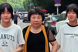 #75岁中国最高龄产妇盛海琳陪双胞胎女儿中考“不一定要当学霸，分数不一定决定一切”#母爱伟大 #中考倒计时视频封面