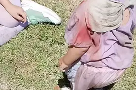 三轮车载着两个孩子翻到水沟里，“旱鸭子”好心人毫不犹豫下去救人。“我只是做了该做的事”视频封面