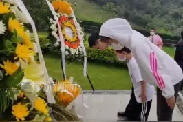 5月22日，湖南长沙，#市民冒雨前往袁老陵墓祭奠 ：雨水代表我们的眼泪。视频封面