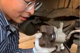 #每天一个用车知识 刹车分泵回位的核心零件小到不起眼，顺带刹车油排空#带你懂车 #汽车知识分享 #刹车分泵不回位