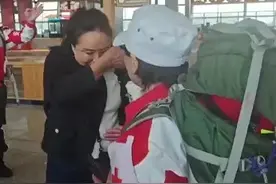 #缅甸友人机场看到中国救援队落泪  3月30日，中国红十字国际救援队在昆明机场候机时，一位缅甸友人周女士和救援队乘坐同一趟航班，得知中国红十字国际救援队即将奔赴缅甸救援后，她感动落泪！周女士的家乡是缅甸曼德勒省，受灾严重，她要回家看望亲人。祝福中国救援队平安归来！（工人日报记者 窦菲涛）#缅甸地震 #中国救援队视频封面