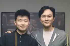 张智霖赵心童切磋斯诺克 一个说：很梦幻 一个回：以球会友#张智霖晒与赵心童打斯诺克 #张智霖视频封面
