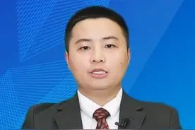 【#都视频播报  ｜假扮女性偷拍传播！#警方通报红老头事件  】7月8日，南京市公安局江宁分局发布警情通报：近日，江宁警方接到群众报警称其隐私视频被他人传播至互联网。江宁警方立即开展调查并于7月5日将犯罪嫌疑人焦某某抓获归案。（江宁警方）