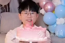 5月6日，#张杰凌晨直播卡点为谢娜庆生 ： 生日快乐，我的娜娜，我爱你。