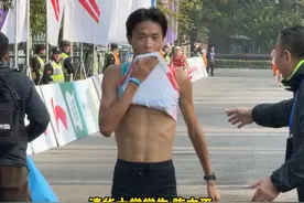 卡萨帝·2024#杭州马拉松 半程马拉松卫冕冠军来自清华大学 比去年快了近一分钟，他说下午还要赶高铁回去上课#跑过风景跑过你视频封面