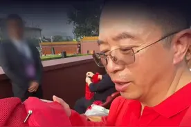 顺利入场，给大家看看观礼服务包里都有啥。 #热点零距离 #大咖观察 #九三阅兵
