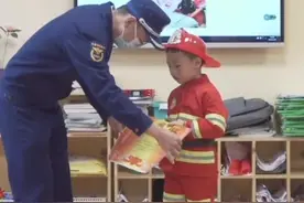 重庆，四岁萌娃上演“教科书式灭火”，后续来了！消防为他颁发奖状#客厅着火萌娃教科书式自救 #萌娃 视频封面