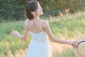 草坪拍照技巧 草坪拍照动作，逆光拍照技巧#草坪拍照 #逆光拍照 #粉黛乱子草