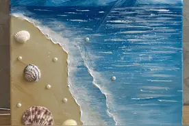 🌊梦幻海滩丙烯画，带你领略宁静的蓝色仙境🌊家居装饰画教程 🎨 大家好，今天给大家带来一幅绝美的丙烯画作品！这幅画以宁静的海滩为主题，仿佛能瞬间带你远离喧嚣，走进一个梦幻般的蓝色世界。
🏖️ 画面左侧，细腻的沙滩映入眼帘，温暖的米黄色让人倍感舒适。沙滩上，几只真实的贝壳和珍珠点缀其间，仿佛在诉说着海底的神秘故事。这些细节的加入，让画面更加生动、有趣。
🌊 中间部分，平静的海面波光粼粼，从浅蓝到深蓝的渐变色彩，给人一种深邃而宁静的感觉。海面上的白色浪花，如同大海的低语，让人不禁想要沉浸在这片宁静的海洋中。
🏔️ 右侧，连绵起伏的山脉守护着这片海滩，深蓝色的山脉与白色的云朵相映成趣，给人一种稳重而轻盈的感觉。天空淡蓝，晴朗舒适，仿佛整个世界都充满了宁静与美好。
🖌️ 这幅画的创作材料是丙烯颜料，色彩鲜艳、覆盖力强、干燥快，完美展现了海滩的美丽与宁静。画家的每一笔都充满了对大自然的热爱与敬畏，让人不禁为之动容。
💖 快来欣赏这幅丙烯画作品吧！它不仅是一件艺术品，更是一种心灵的寄托和放松。在忙碌的生活中，让我们一起感受这份宁静与美好，让心灵得到片刻的休憩。💖
#丙烯画 #装饰画 #风景画 #海滩 #绘画 @抖音创作小助手 @抖音创作灵感