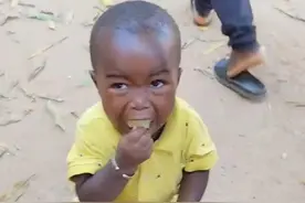 非洲小孩第一次见到中国人时 #纪录片 #非洲生活 #原始部落视频封面