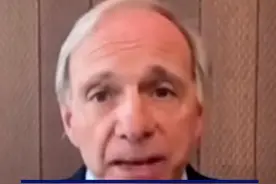 【美国企业家声称“60%美国人阅读水平低于小学6年级”】美国桥水基金创始人称，60%美国人阅读水平低于小学6年级，这种人口结构很难具备生产力。视频封面