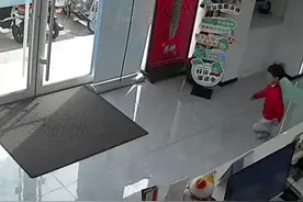 小孩哥看牙医突然“出逃” 店员狂追 抬回牙椅“五花大绑”“他逃 她追 他插翅难飞”视频封面
