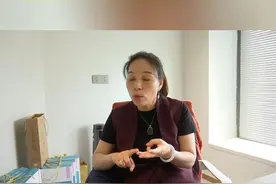 【赚大钱的APP（八）】说到公司怎么用“流通”，来保证所有人的盈利收益。汪女士让记者想象一下，银行是怎么盈利的。但同时又强调，他们把所有用户的钱集中起来后，是不会进行放贷等业务的。记者想请大家一起来，听一听这段关于“流通”的理论，希望有人能帮忙翻译翻译。#1818黄金眼 #浙江dou知道 #媒体精选计划  #APP #长辈