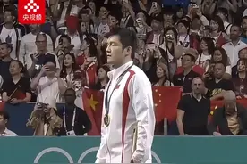 这一幕热泪盈眶！樊振东乒乓球男单夺冠，现场观众把巴黎变主场，集体合唱国歌！#巴黎奥运会视频封面