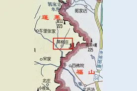 聊聊蓬莱村里集镇的英格庄村，该村是由莱阳迁来的张姓人所建立 大家好，这段视频简单聊聊一个名叫“英格庄”的胶东村落，它具体位于烟台市蓬莱区村里集镇的辖区内，与福山区臧家庄镇相接壤。
英格庄村，依山傍河而建。如果从南面进村的话，不远处就能看到一座小桥，桥的旁边长着两棵茂盛的枫杨树（水柳）。2019年的夏天，我第一次来到英格庄村，就在桥边的树荫下，与一位热情的老大叔聊了几句。据他介绍，英格庄由莱阳迁来的张姓人所建立，张姓人的祖上以打猎为业，擅长养鹰，当年他们从莱阳来到这里后，就用一头老鹰换了一片田产从而在此安家落户。为了纪念这段经历，村庄一开始取名为“鹰换庄”，后来演变为英格庄。
听说这段历史之后，我又通过网络请教了熟悉莱阳张氏族谱的前辈，据他介绍，蓬莱英格庄村的张姓，具体是从莱阳任家庄村迁来，而任家庄的张姓又源自杜家泊。杜家泊张氏，是莱阳历史上的望族之一，其人丁兴旺，分布广泛。英格庄村，就是该家族开枝散叶的一个例子了。视频封面