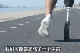 其实人是可以跑过马的。生而能跑 00:24 人和马的马拉松比赛；
01