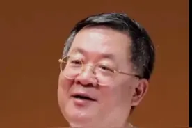 用对白果治咳嗽 白果有酸涩、收敛的作用，能敛肺气，治疗外寒痰热。专家介绍经典名方定喘汤有宣降肺气、清热化痰的功效。视频封面