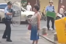 民警劝说无果，将双持菜刀的大妈制服视频封面