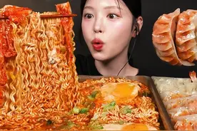 金拉面辣味配虾饺与泡菜饺子