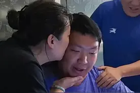 6月23日上海 2025第一批高考成绩开查了！小姨夫紧紧攥着男孩的手，总分算出来的那一刻，全家欢呼拥抱，爸爸和妈妈激动地亲吻男孩，网友：这些年所有的努力，在这一刻，都值了！（@陈某超超超秀 ）视频封面