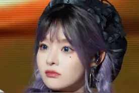 今年最抓马“版权”大战！黄霄云“拼好歌”露馅，被华晨宇怒喷？ 华晨宇和黄霄云，最近堪称2025年开年最大最复杂的版权大战，可以说是引发了音乐区的集体团建，所以说咱就想问，到底是黄霄云擦边还是华晨宇蹭热度啊？#华晨宇 #黄霄云 #版权 #侵权 #抄袭视频封面