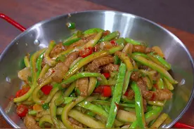 这才是西葫芦简单又好吃的做法，清脆爽口，好吃又下饭 #家常小炒 #下饭神器