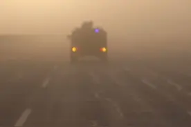 【新疆吐鲁番突遇13级大风  武警官兵紧急救援被困群众】 3月25日新疆吐鲁番突发13级大风，导致车辆、群众被困。武警新疆总队紧急展开救援。目前，车辆和人员已全部转移至安全区域。（编辑：王高羊）视频封面