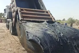 沥青，表面是固体，其实是粘性极高的液体！ #沥青 #科普 #涨知识视频封面