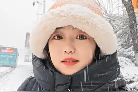 3月2日，山东济南，济南市气象台13时50分发布暴雪红色预警，最大一小时降雪量8毫米左右，预计2日下午到傍晚强降雪持续，仍有10～15毫米降雪，累积过程降雪量可达15～25毫米，积雪深度可达15厘米以上。