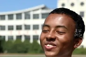 非洲娃？中国人！浙江奶奶13年养大非洲孙子。他的愿望是考上好大学，照顾好爷爷奶奶。（供稿：兰溪融媒体中心）视频封面